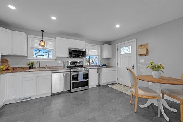 8 Sunset Dr, Leicester, MA 01524