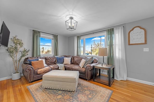 8 Sunset Dr, Leicester, MA 01524