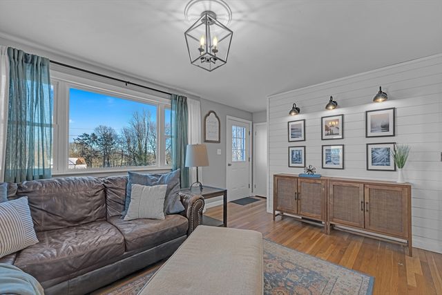 8 Sunset Dr, Leicester, MA 01524