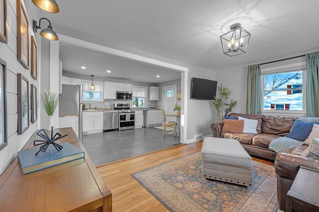 8 Sunset Dr, Leicester, MA 01524