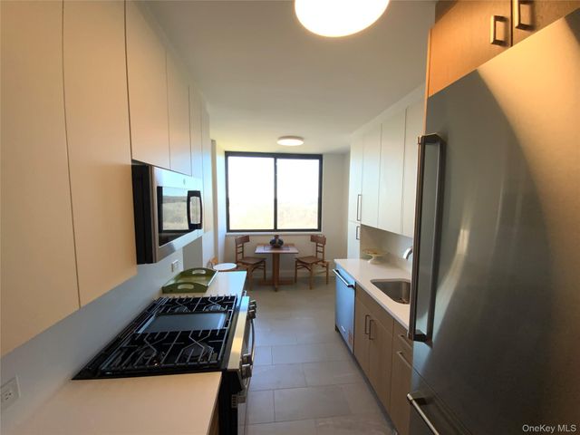 27110 Grand Central Parkway 18E, Floral Park, NY 11005