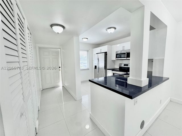 7840 NW 50th St 102, Lauderhill, FL 33351