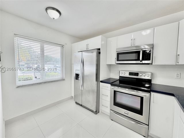 7840 NW 50th St 102, Lauderhill, FL 33351