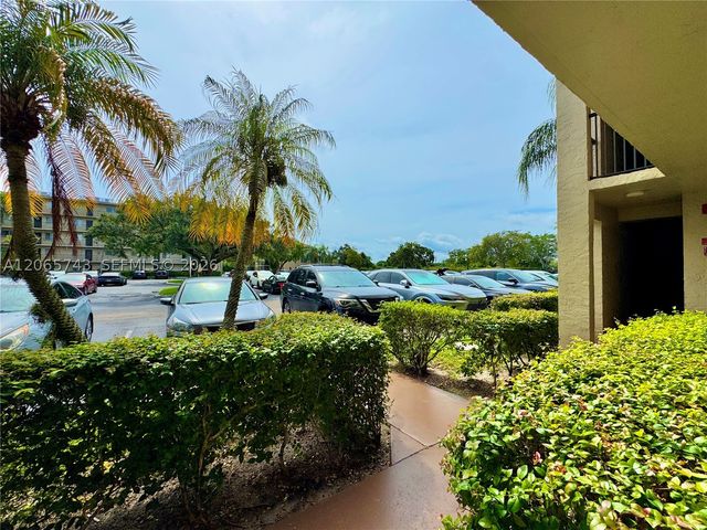 7840 NW 50th St 102, Lauderhill, FL 33351