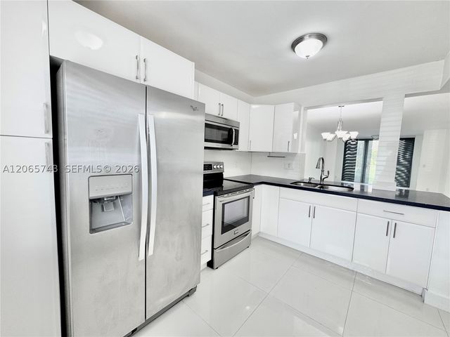 7840 NW 50th St 102, Lauderhill, FL 33351
