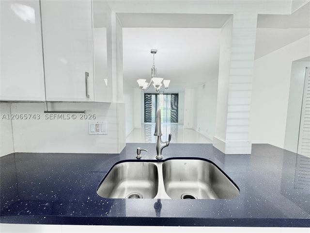 7840 NW 50th St 102, Lauderhill, FL 33351