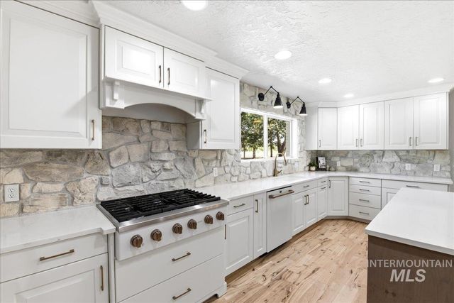 21420 Lakehaven Ln, Star, ID 83669