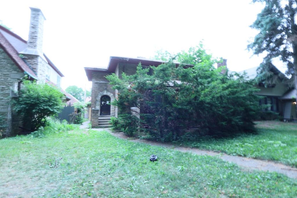 2770 N GRant BOULEVARD, Milwaukee, WI 53210