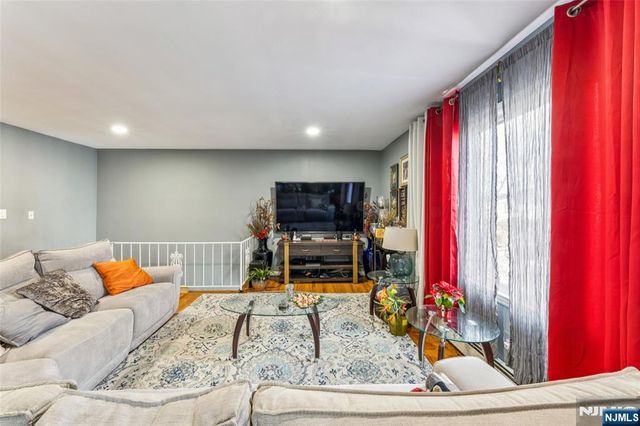 20 Toronto Court, Maplewood, NJ 07040