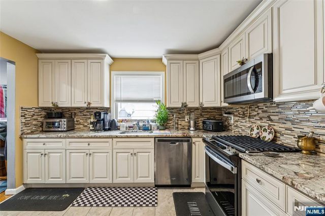 20 Toronto Court, Maplewood, NJ 07040