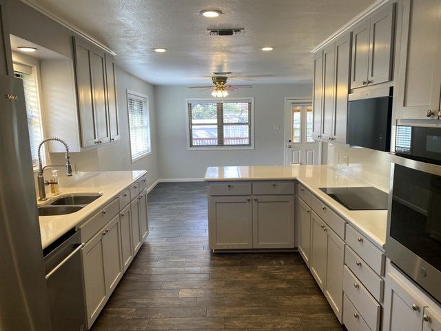 414 Meadow Ridge Dr, Kerrville, TX 78028