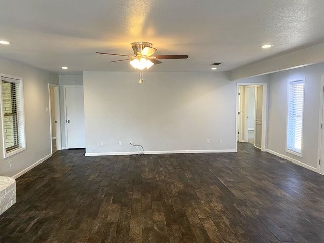 414 Meadow Ridge Dr, Kerrville, TX 78028