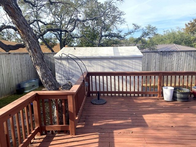 414 Meadow Ridge Dr, Kerrville, TX 78028