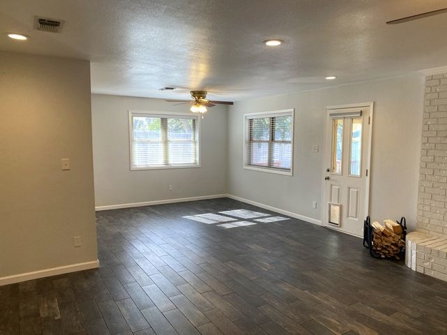 414 Meadow Ridge Dr, Kerrville, TX 78028