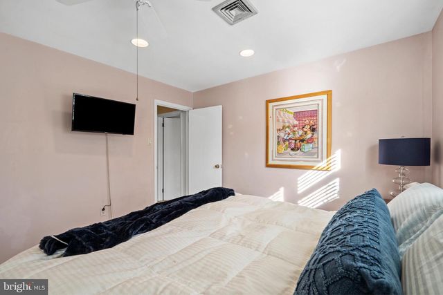 1064 IRVIN RD, Huntingdon Valley, PA 19006