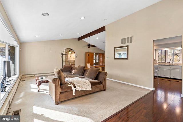 1064 IRVIN RD, Huntingdon Valley, PA 19006