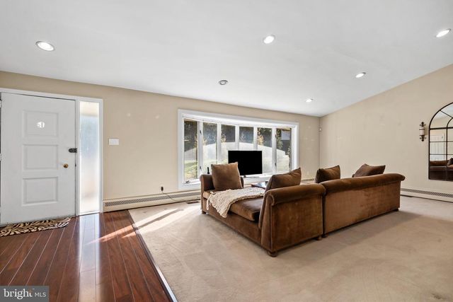 1064 IRVIN RD, Huntingdon Valley, PA 19006