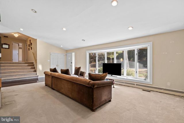 1064 IRVIN RD, Huntingdon Valley, PA 19006