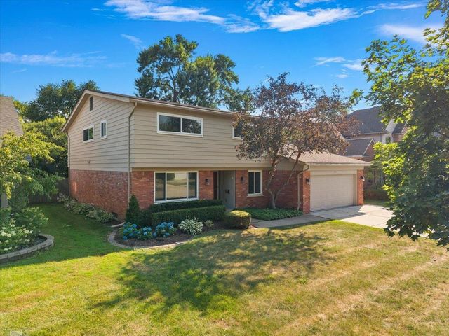 901 Hollywood Avenue, Grosse Pointe Woods, MI 48236