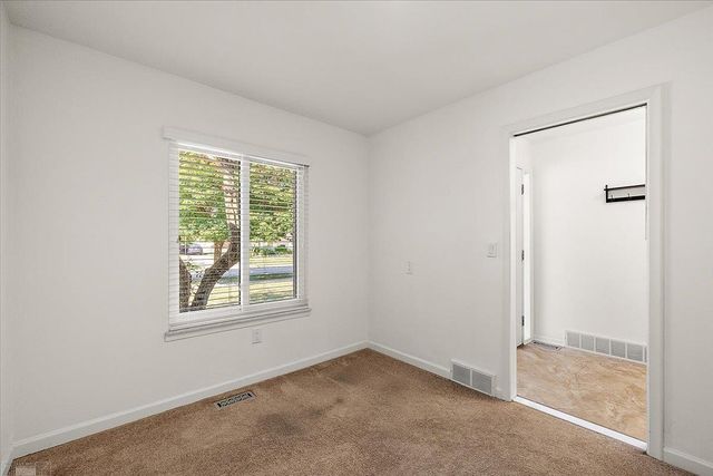 901 Hollywood Avenue, Grosse Pointe Woods, MI 48236
