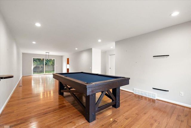 901 Hollywood Avenue, Grosse Pointe Woods, MI 48236
