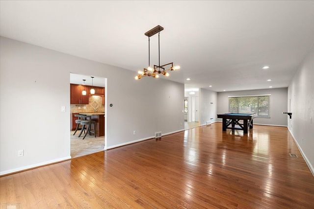 901 Hollywood Avenue, Grosse Pointe Woods, MI 48236