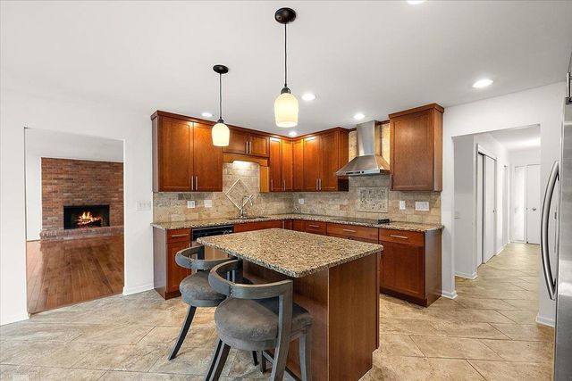 901 Hollywood Avenue, Grosse Pointe Woods, MI 48236