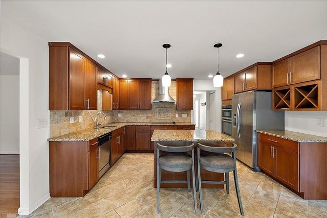 901 Hollywood Avenue, Grosse Pointe Woods, MI 48236