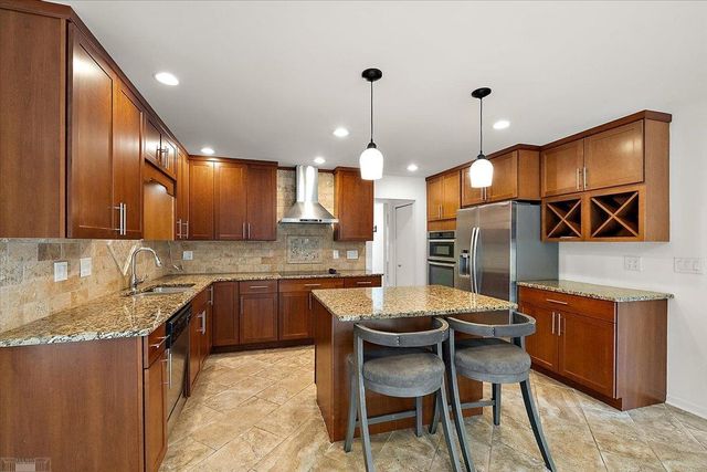 901 Hollywood Avenue, Grosse Pointe Woods, MI 48236