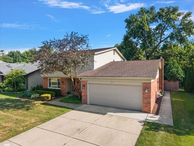 901 Hollywood Avenue, Grosse Pointe Woods, MI 48236