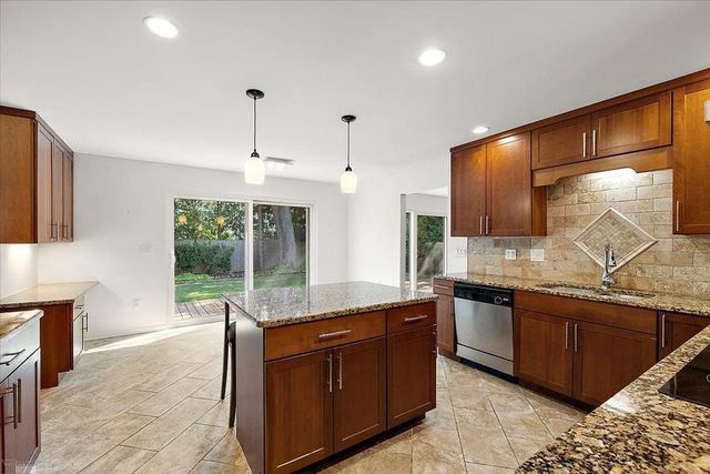 901 Hollywood Avenue, Grosse Pointe Woods, MI 48236