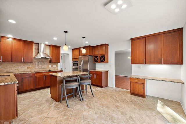 901 Hollywood Avenue, Grosse Pointe Woods, MI 48236