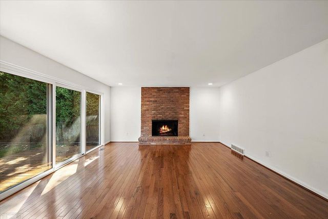 901 Hollywood Avenue, Grosse Pointe Woods, MI 48236