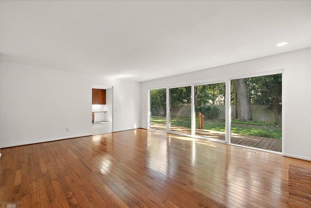 901 Hollywood Avenue, Grosse Pointe Woods, MI 48236