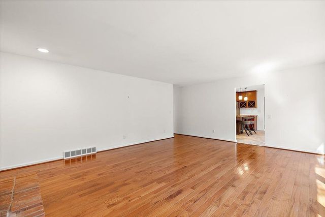901 Hollywood Avenue, Grosse Pointe Woods, MI 48236
