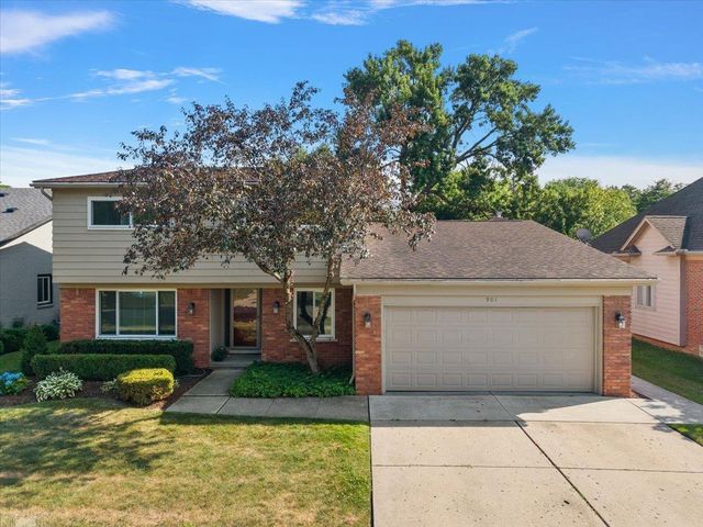 901 Hollywood Avenue, Grosse Pointe Woods, MI 48236