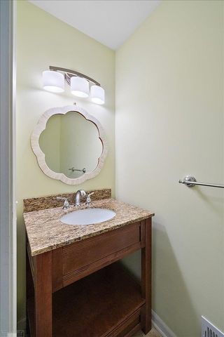 901 Hollywood Avenue, Grosse Pointe Woods, MI 48236