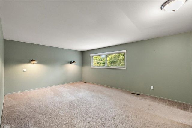 901 Hollywood Avenue, Grosse Pointe Woods, MI 48236