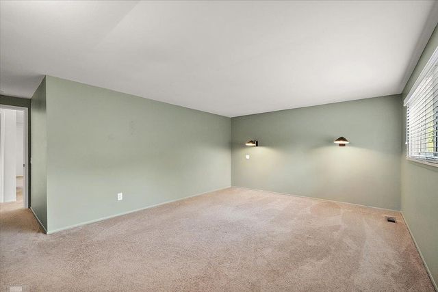 901 Hollywood Avenue, Grosse Pointe Woods, MI 48236