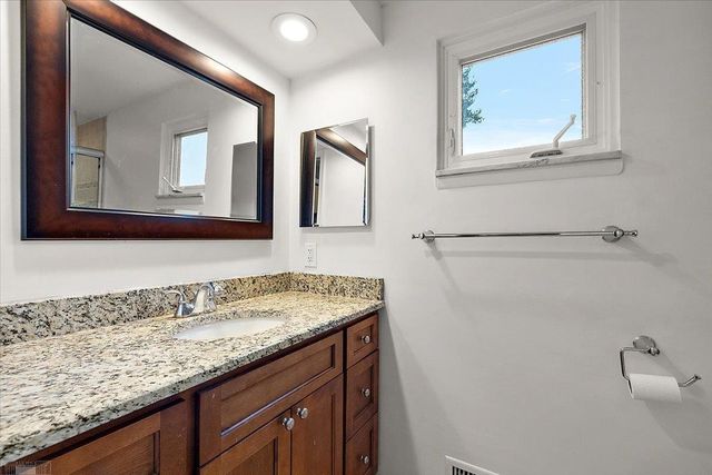 901 Hollywood Avenue, Grosse Pointe Woods, MI 48236
