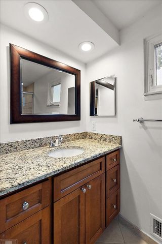 901 Hollywood Avenue, Grosse Pointe Woods, MI 48236