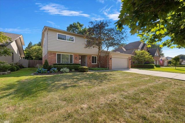 901 Hollywood Avenue, Grosse Pointe Woods, MI 48236
