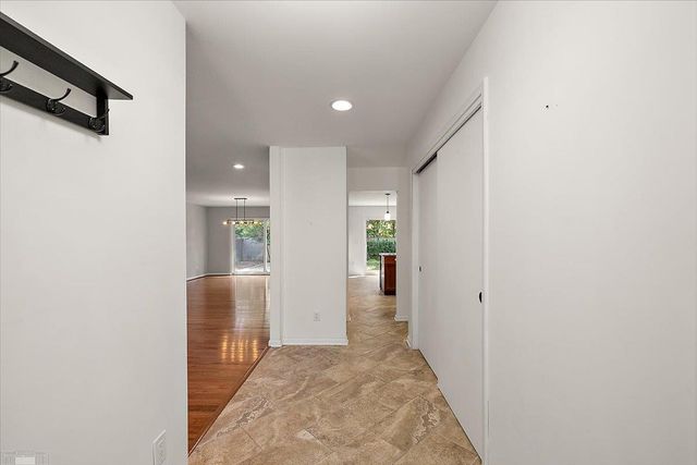 901 Hollywood Avenue, Grosse Pointe Woods, MI 48236