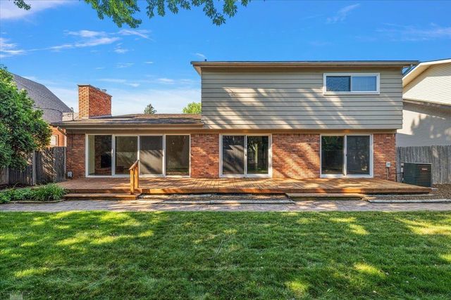 901 Hollywood Avenue, Grosse Pointe Woods, MI 48236