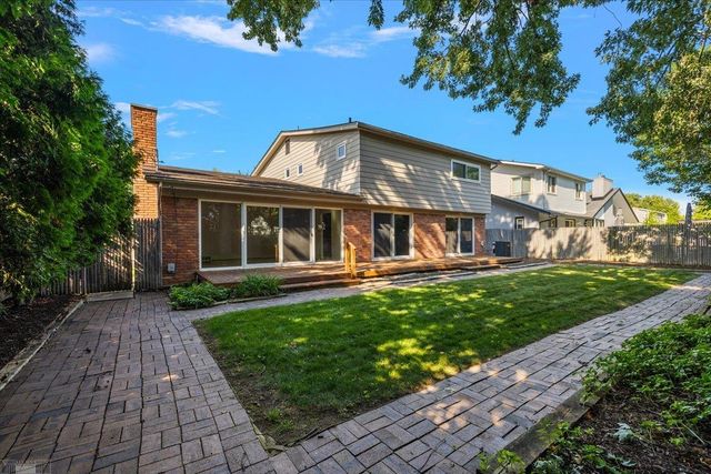 901 Hollywood Avenue, Grosse Pointe Woods, MI 48236