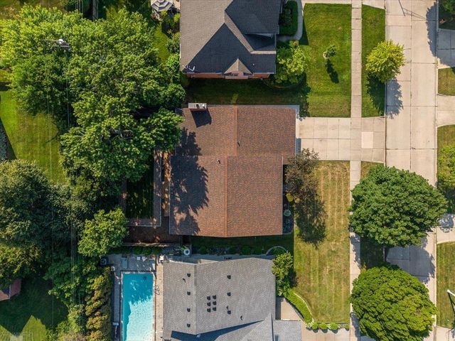 901 Hollywood Avenue, Grosse Pointe Woods, MI 48236