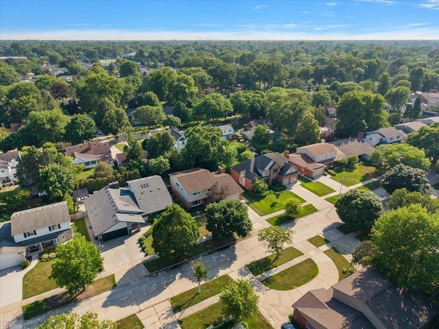 901 Hollywood Avenue, Grosse Pointe Woods, MI 48236