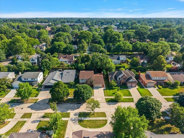 901 Hollywood Avenue, Grosse Pointe Woods, MI 48236
