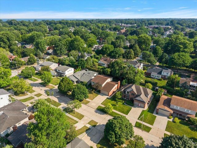 901 Hollywood Avenue, Grosse Pointe Woods, MI 48236