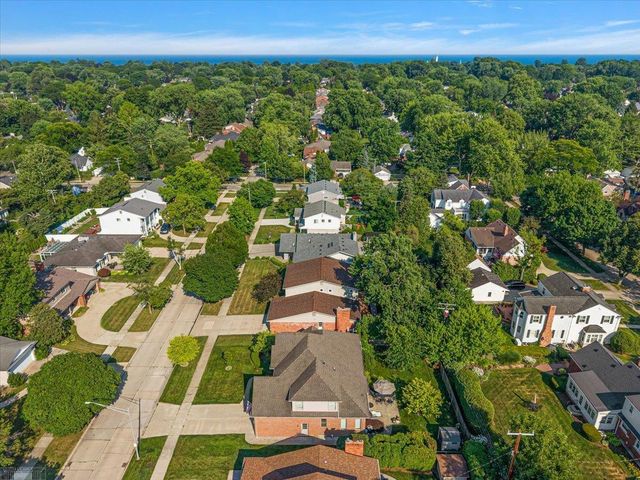 901 Hollywood Avenue, Grosse Pointe Woods, MI 48236